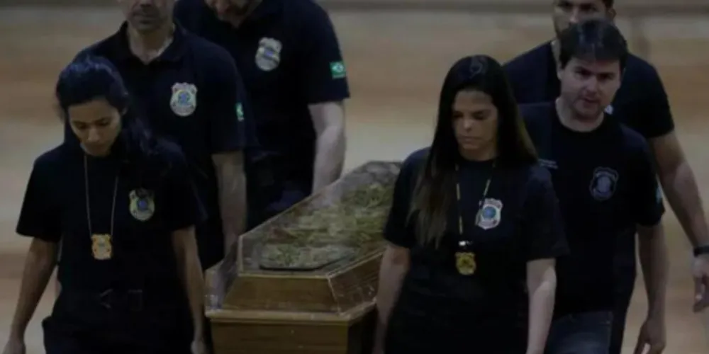 Corpos de Bruno e Dom chegam a Brasília