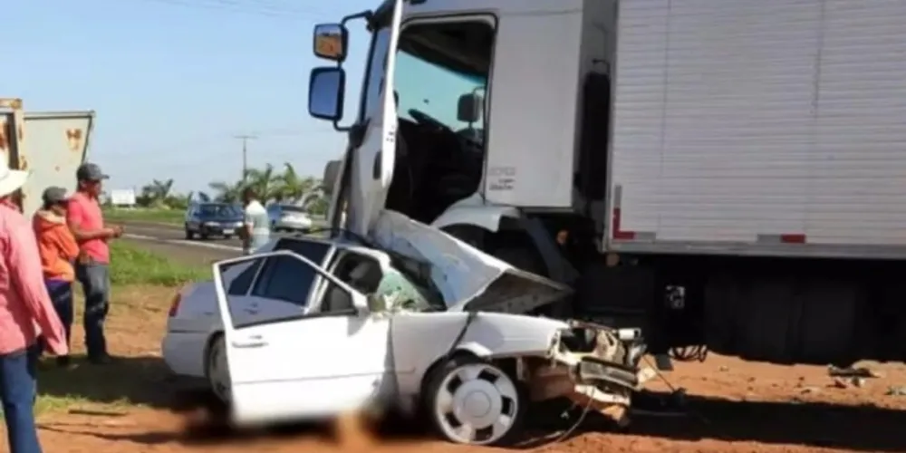 Acidente foi na manhã deste domingo (03), na PR-323; um caminhão bateu de frente com o veículo da família