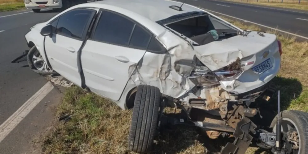 Carro ficou destruído; motorista sofreu lesões leves