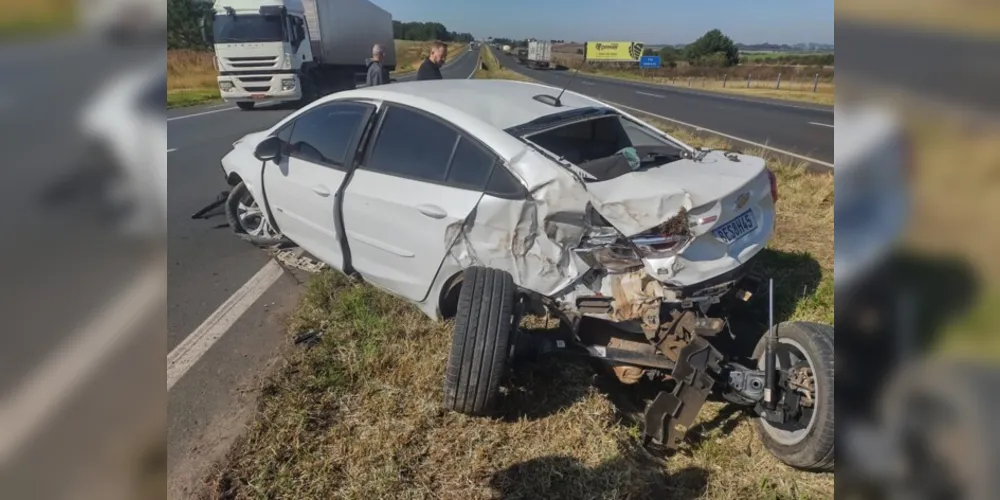 Carro ficou destruído; motorista sofreu lesões leves