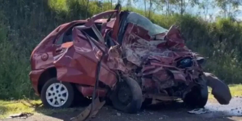 Carro ficou destruído no acidente registrado na BR-280