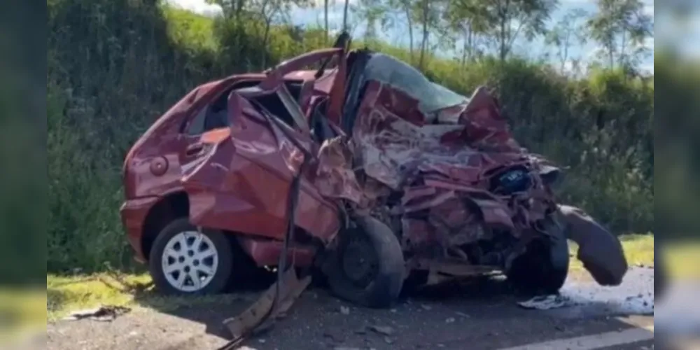 Carro ficou destruído no acidente registrado na BR-280