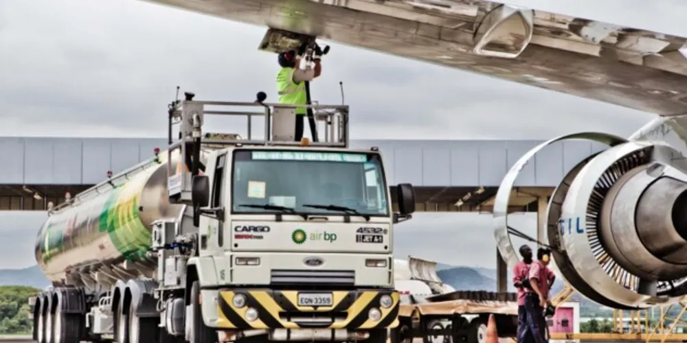 O combustível é utilizado por aviões de grande porte e sua elevação deverá impactar no valor das passagens
