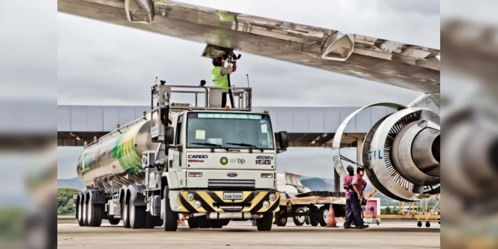 O combustível é utilizado por aviões de grande porte e sua elevação deverá impactar no valor das passagens