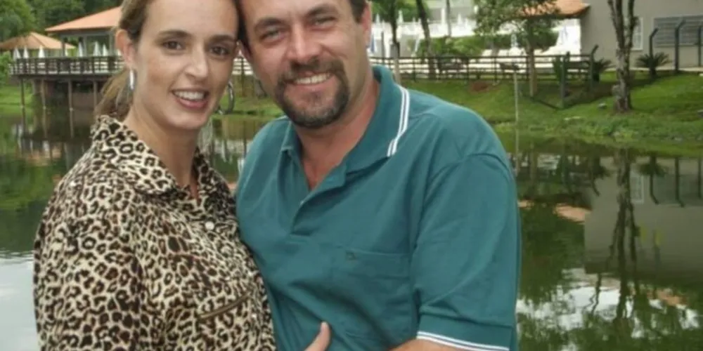 NIVER – O empresário Alexandre Mansani receberá as felicitações pela passagem de seu aniversário nesta sexta-feira (27). Alexandre responde pela empresa Aleman Automação, do ramo de segurança eletrônica e também diretor do clube de tiro de Ponta Grossa. No registro Alexandre e sua esposa Danielle Hinsching. Da coluna RC os votos de felicidades e realizações.