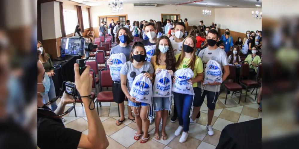 O programa Ganhando o Mundo tem o propósito de oferecer aos estudantes a vivência em uma escola no exterio