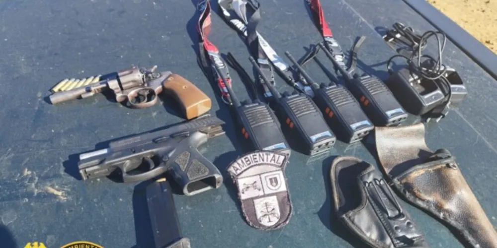 Além do revólver e da pistola, foram encontrados quatro rádios comunicadores