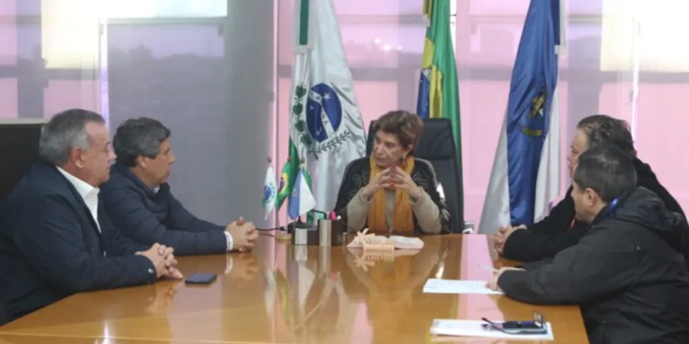 Reunião entre a Prefeita Elizabeth Schmidt, o vereador Paulo Balansin, o empresário Álvaro Goes e o secretário municipal de Indústria, Comércio e Qualificação Profissional, José Carlos Loureiro Neto.