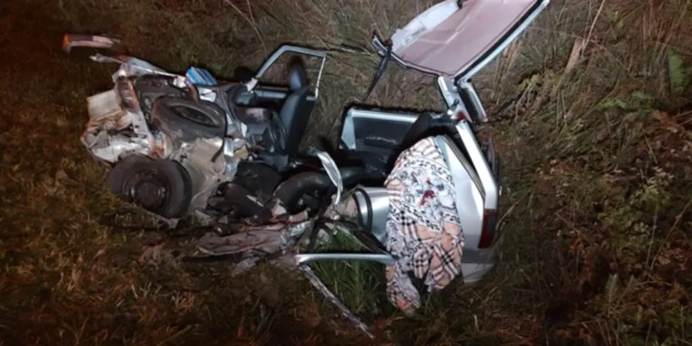 Carro ficou totalmente destruído no acidente na rodovia