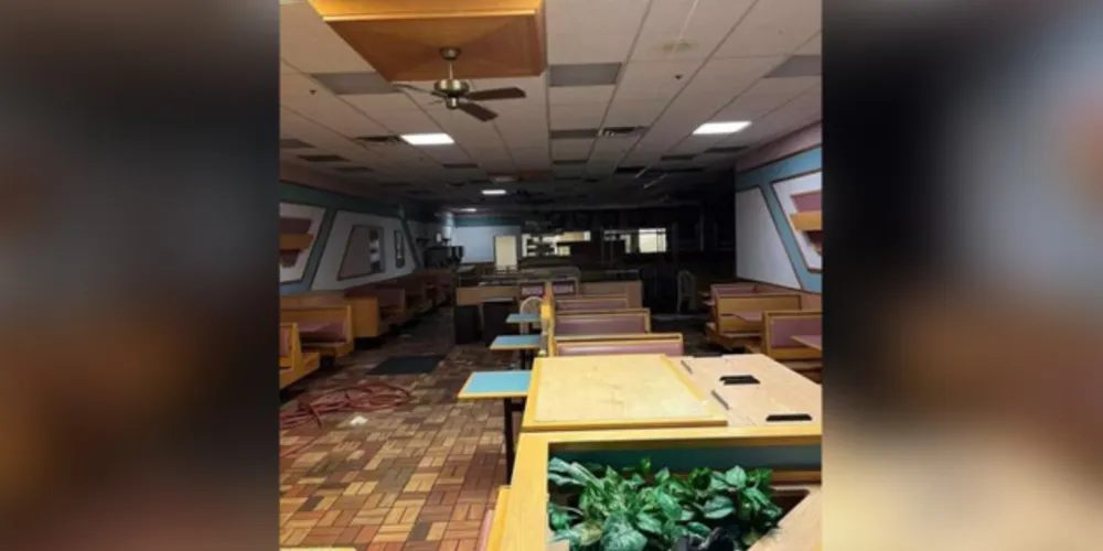 A lanchonete aparenta estar abandonada há muitos anos, por sua estética 'vintage'