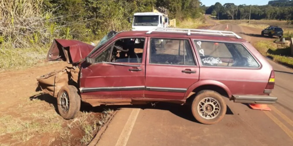 Adolescente não tinha habilitação e sofreu ferimentos leves. Com pendências, carro foi recolhido