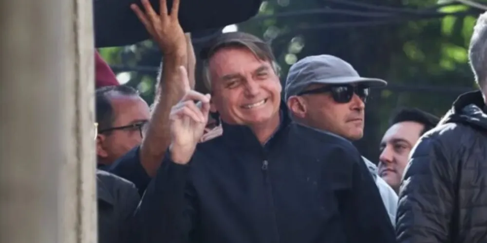 Bolsonaro esteve em Curitiba neste sábado (21).