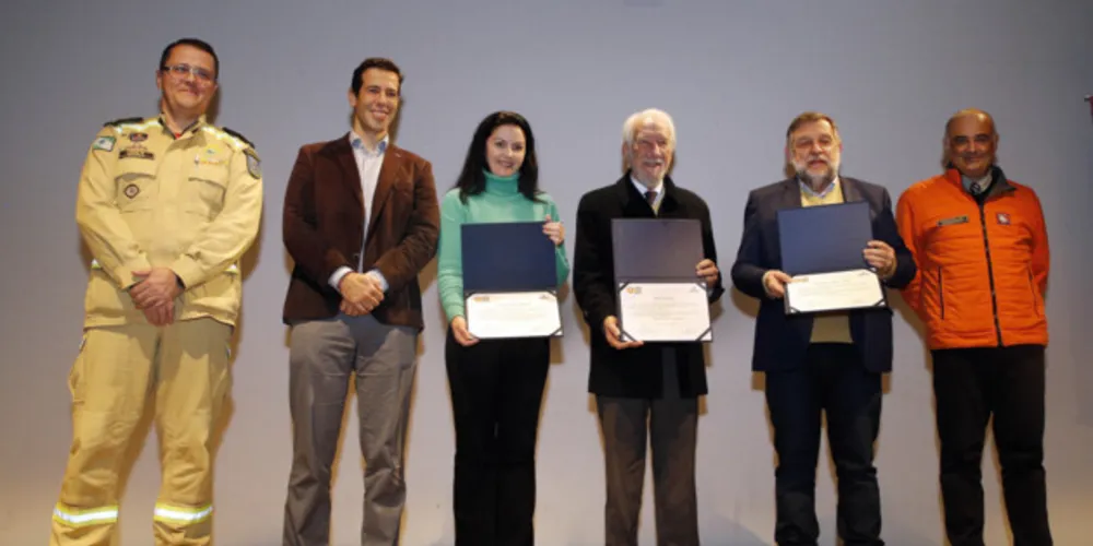 Evento de comemoração dos 10 anos da criação da Brigada escolar, no auditório do Museu do Olho, com a participação do governador em exercício Darci Piana e o senador Flávio Arns.