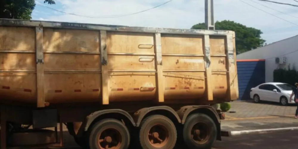 O caminhão carregado de milho se chocou com a lateral do ônibus