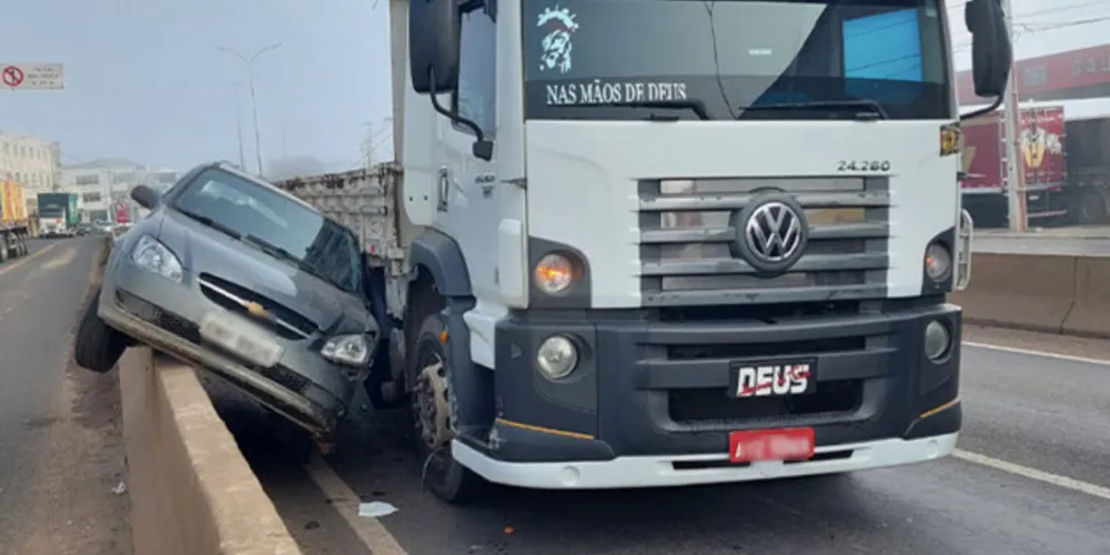 Apesar do susto, não houve feridos registrados no acidente, apenas danos materiais no automóvel