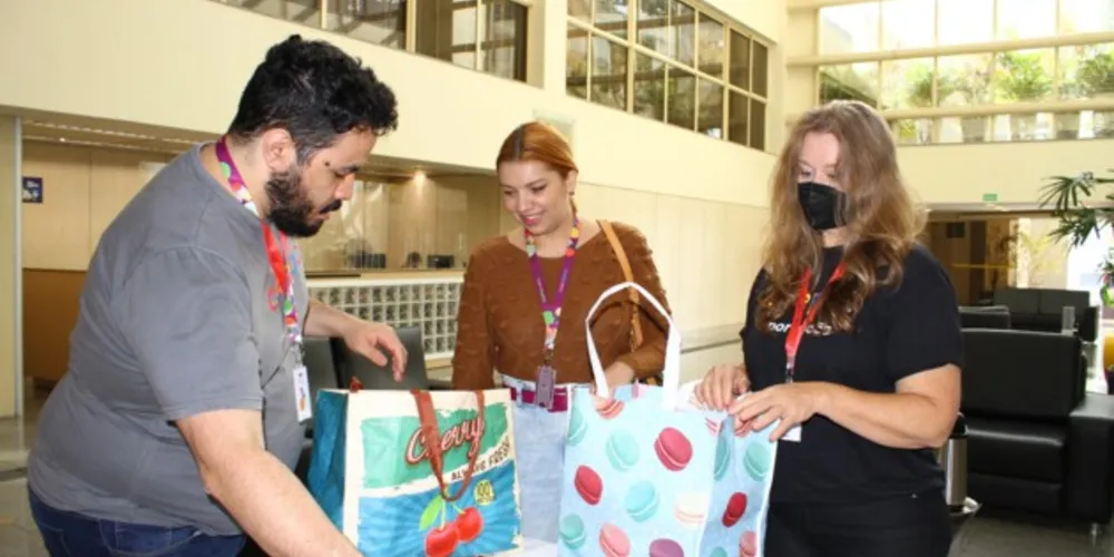 Celepar conecta novos leitores em ação solidária do dia do Livro