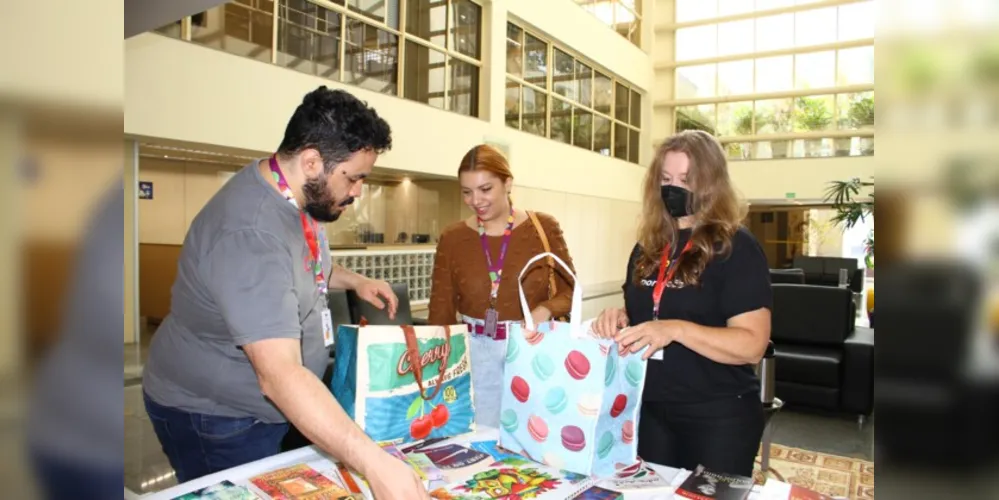 Celepar conecta novos leitores em ação solidária do dia do Livro