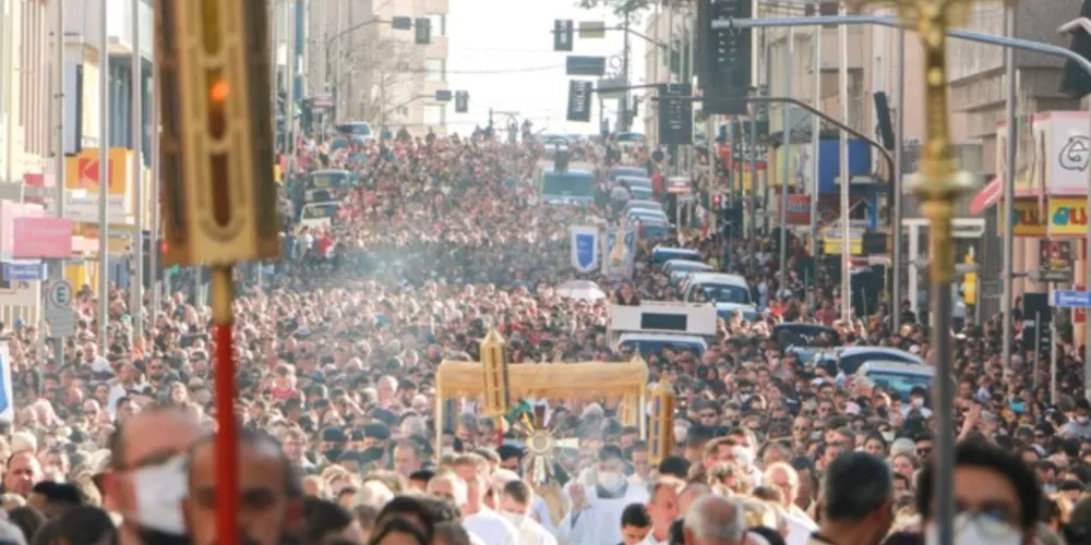 Procissão é um momento de confraternização e devoção.