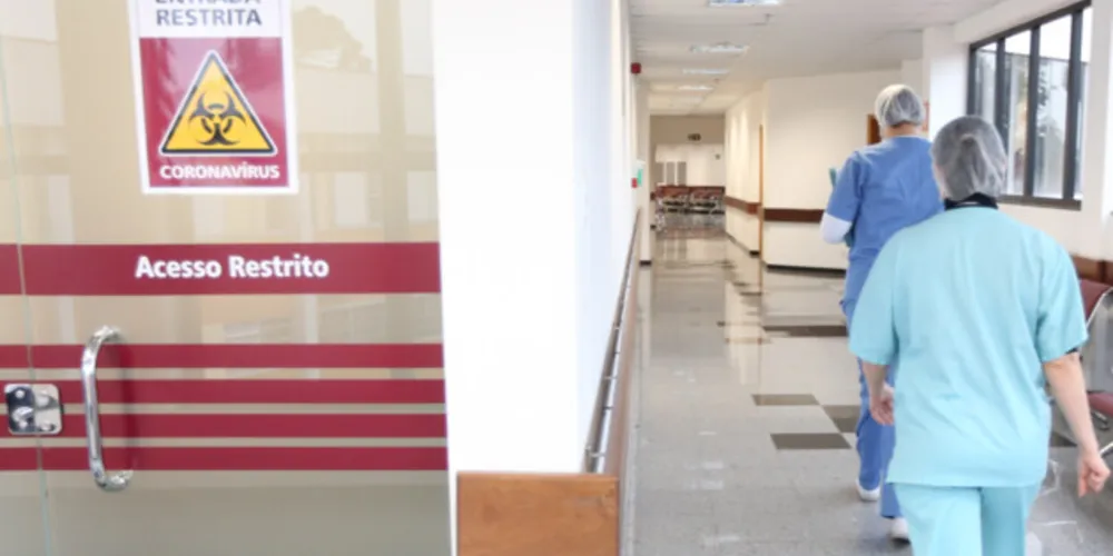 Os dados acumulados do monitoramento da Covid-19 mostram que o Paraná soma 2.581.762 casos confirmados