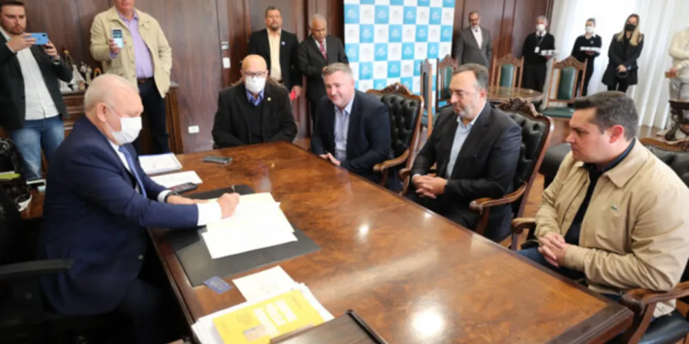 Presidente da Alep cumpre decisão do STF e reconduz deputados ao cargo.