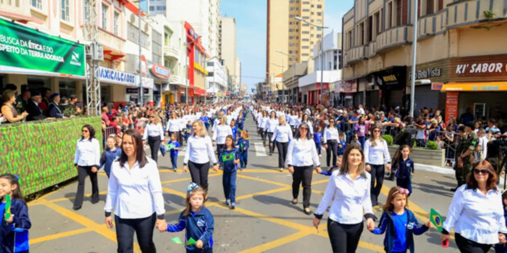 Desfiles voltam a acontecer após dois anos de pausa devido à pandemia.