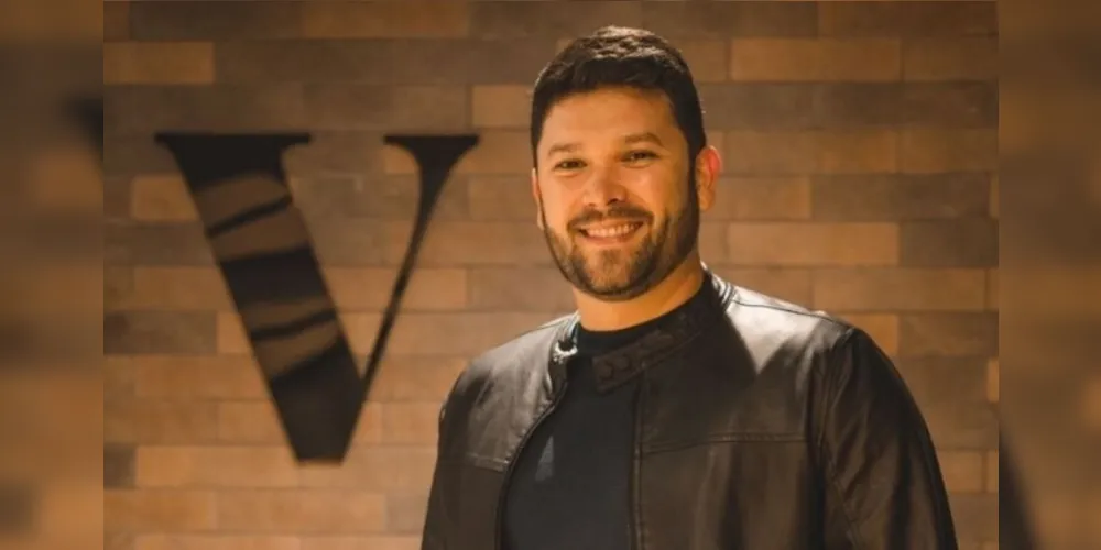BRINDE À VIDA – O empresário Anderson Andrade reserva a sexta-feira (20), para receber as felicitações pela chegada de seu aniversário. Anderson que responde pela franquia Mr. Cat da nossa cidade e também da badalada multimarcas Vibe Clothing que já está fazendo sucesso entre os ponta-grossenses. Da coluna RC os votos de alegrias e sucesso.