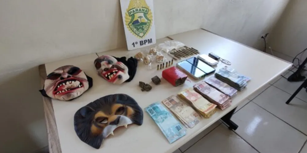 Policiais militares apreenderam diferentes tipos de drogas, dinheiro, celulares e um automóvel