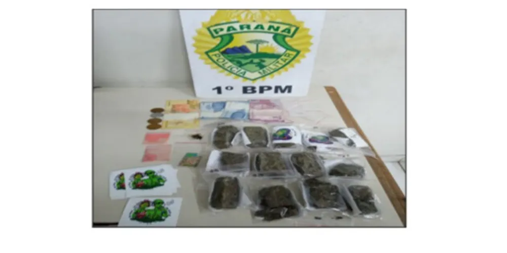 Prisão foi na madrugada desta terça-feira (28); homem de 23 anos guardava maconha, haxixe e LSD no porta-luvas do carro