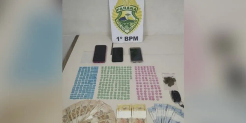 Dois jovens, de 20 e 21 anos, foram detidos e levados para a 13ª Subdivisão Policial