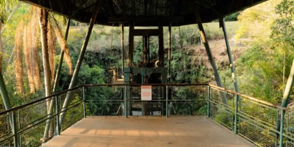 Elevador localizado na Furna 01 está desativado desde o ano 2000.