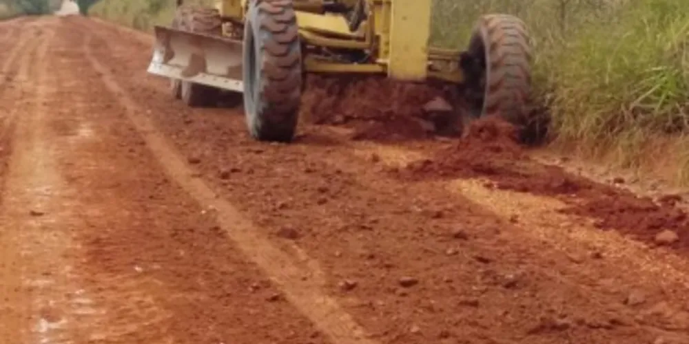De acordo com a Secretaria de Agricultura, os serviços de manutenção da via compreendem o patrolamento, cascalhamento e compactação.