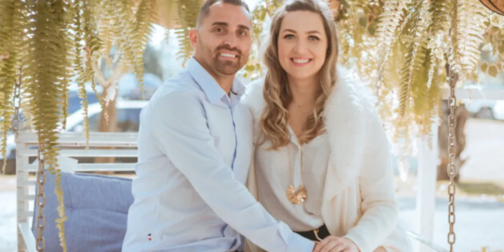 NOVO CICLO - Everson Kubiski conhecido como Lisa foi muito cumprimentado pela passagem de seu aniversário no último sábado (25). No registro, Lisa e sua esposa Anelise Ingenchki Kubiski. Da coluna RC os votos de alegrias e sucesso.