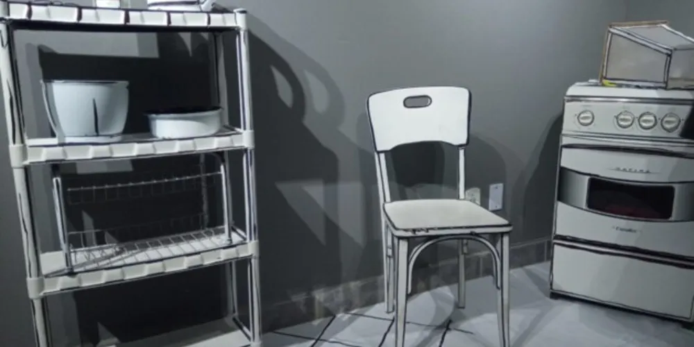 A mostra, que vai ocupar o espaço principal do setor de Artes Visuais, conta com cenários de Nessandra Cordeiro e figurinos de Evlin Frandoloso, do espetáculo teatral ‘Todos os nós’, que esteve em cartaz recentemente.