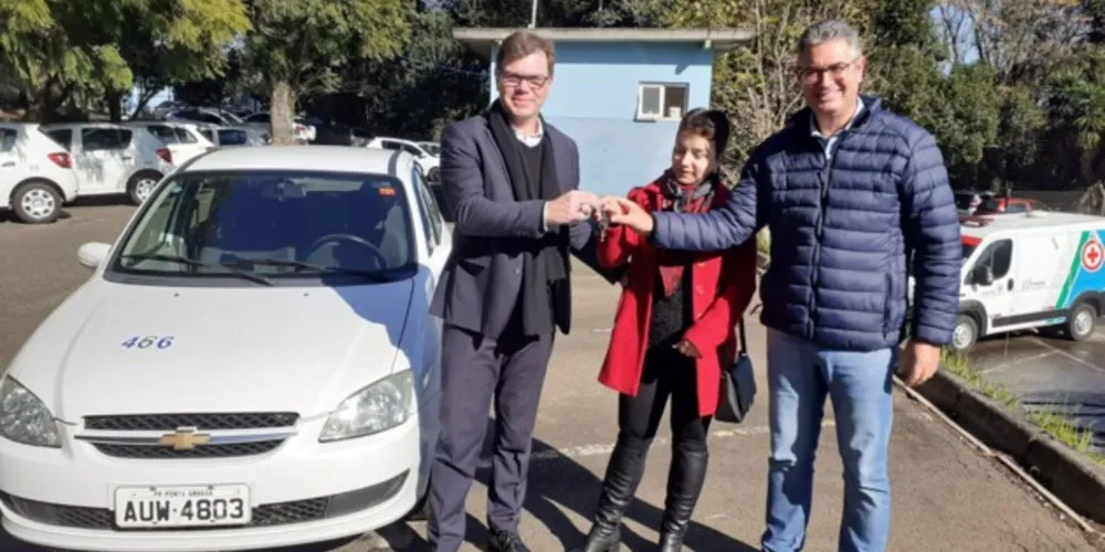 Vereador Julio Kuller com membros do Projeto Saúde Escolar, na entrega do veículo.