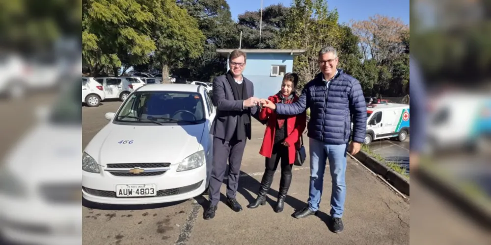 Vereador Julio Kuller com membros do Projeto Saúde Escolar, na entrega do veículo.