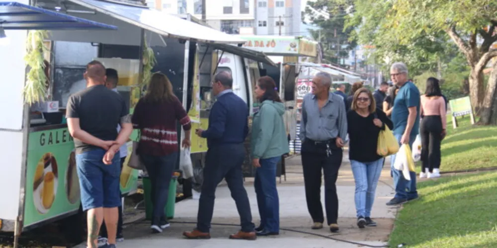 O evento é realizado semanalmente e conta com a venda de produtos culinários como espetinhos, lanches e massas, além de bebidas de vários tipos.