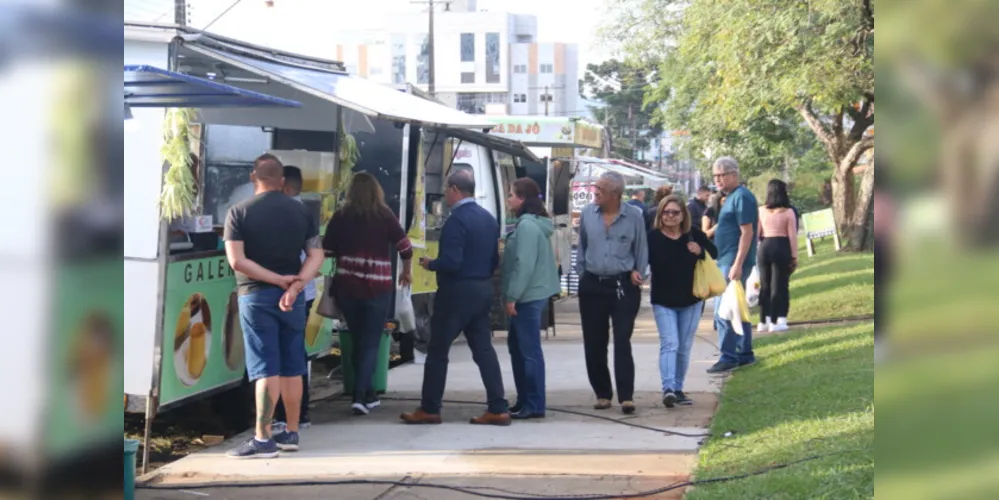 O evento é realizado semanalmente e conta com a venda de produtos culinários como espetinhos, lanches e massas, além de bebidas de vários tipos.