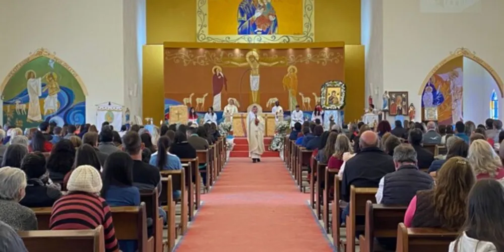 Igreja lotada para acompanhar a bênção
