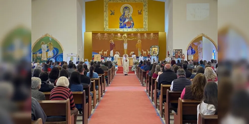 Igreja lotada para acompanhar a bênção