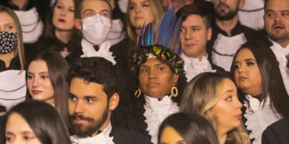 Fátima só trocou o adorno de penas coloridas quando o reitor depositou o capelo
