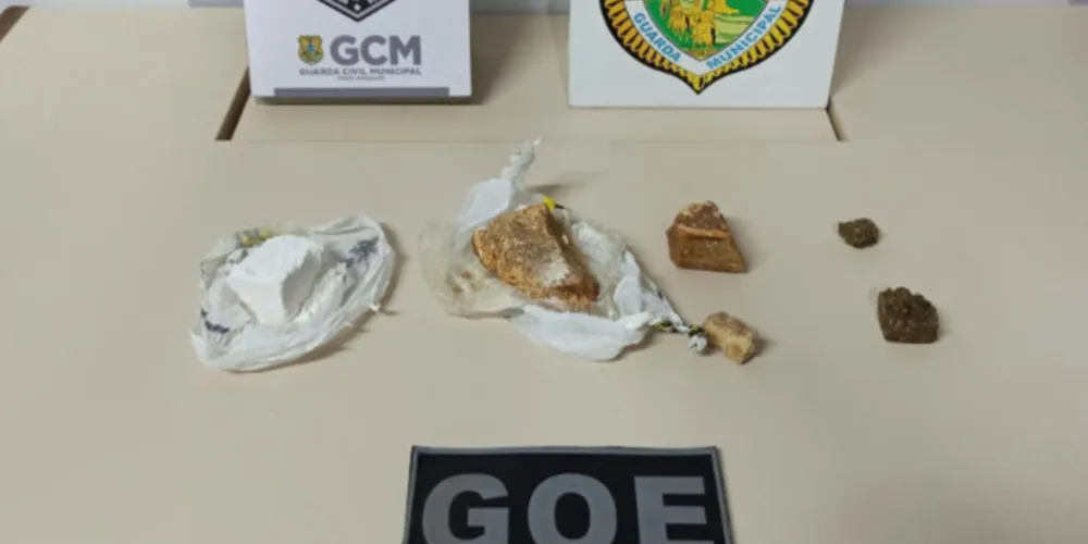 GM prende homem que tentou dispensar sacola com drogas