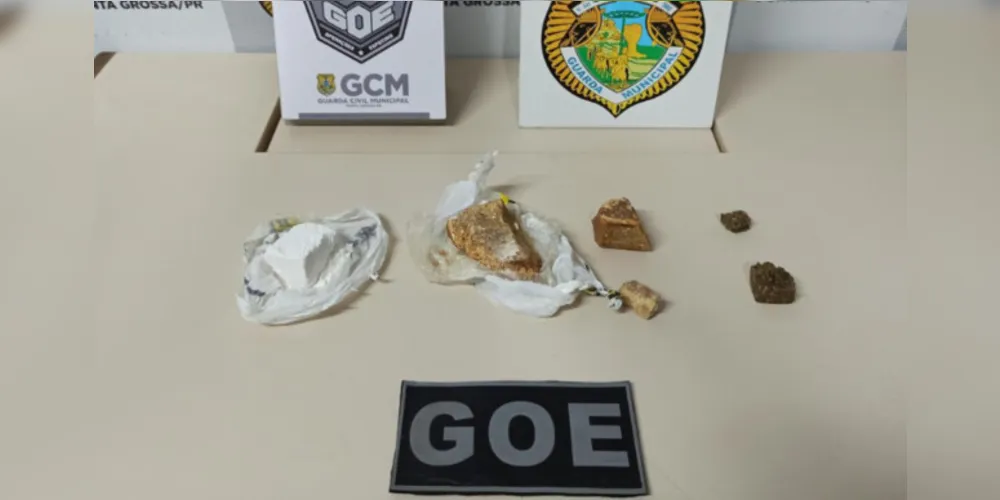GM prende homem que tentou dispensar sacola com drogas