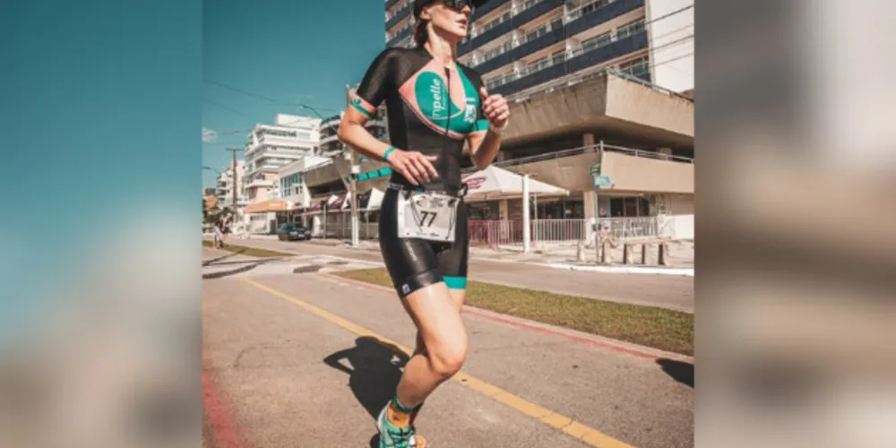 DESTAQUE - A renomada fisioterapeuta e triatleta Valeska Bobato esteve no último fim de semana participando do Triathlon Olímpico de Caiobá 2022 conquistando a terceira posição. Valeska que ao lado do seu marido o médico Franck Bobato vem à frente da conceituada clínica Inpelle Saúde e Beleza.