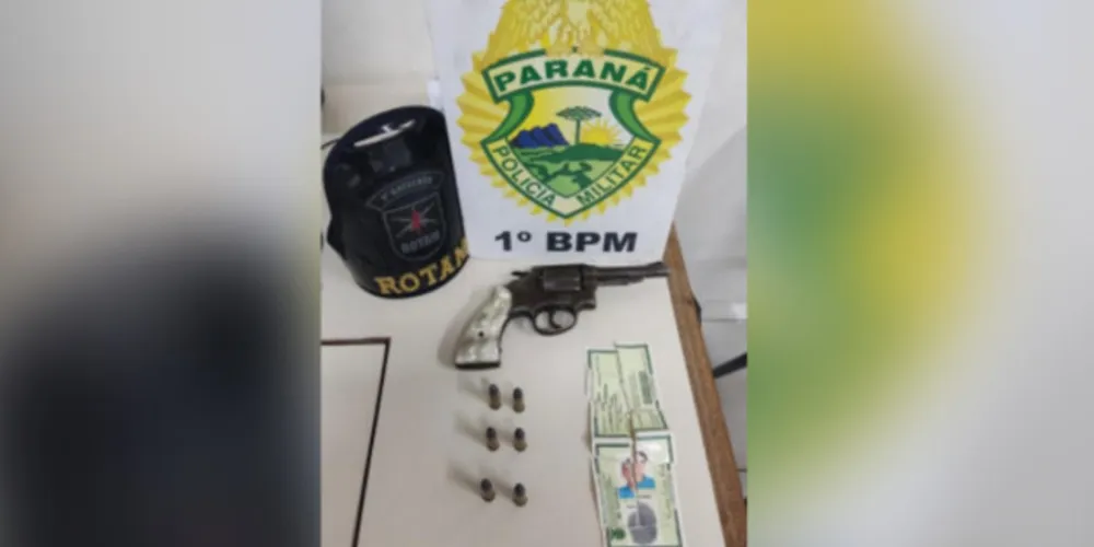 O homem estava com uma arma calibre 38, 6 munições e um documento de identidade falso.