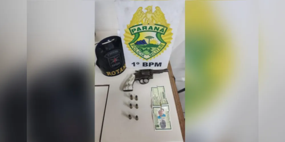 O homem estava com uma arma calibre 38, 6 munições e um documento de identidade falso.