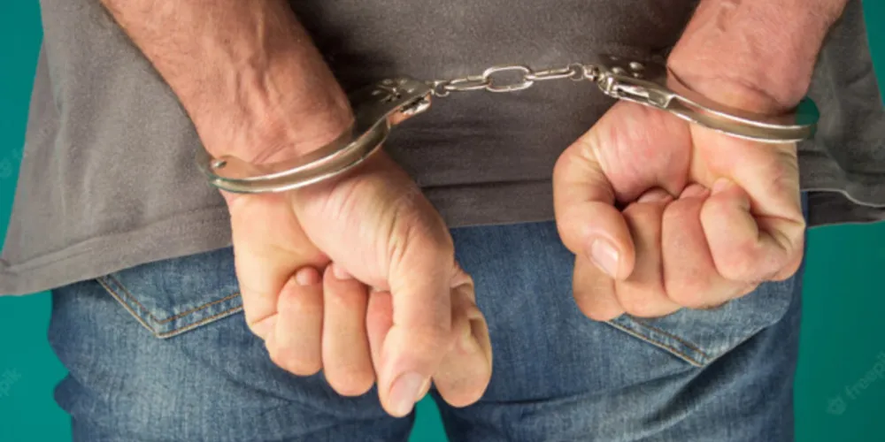 Um homem foi preso neste fim de semana acusado de abusar da própria filha;