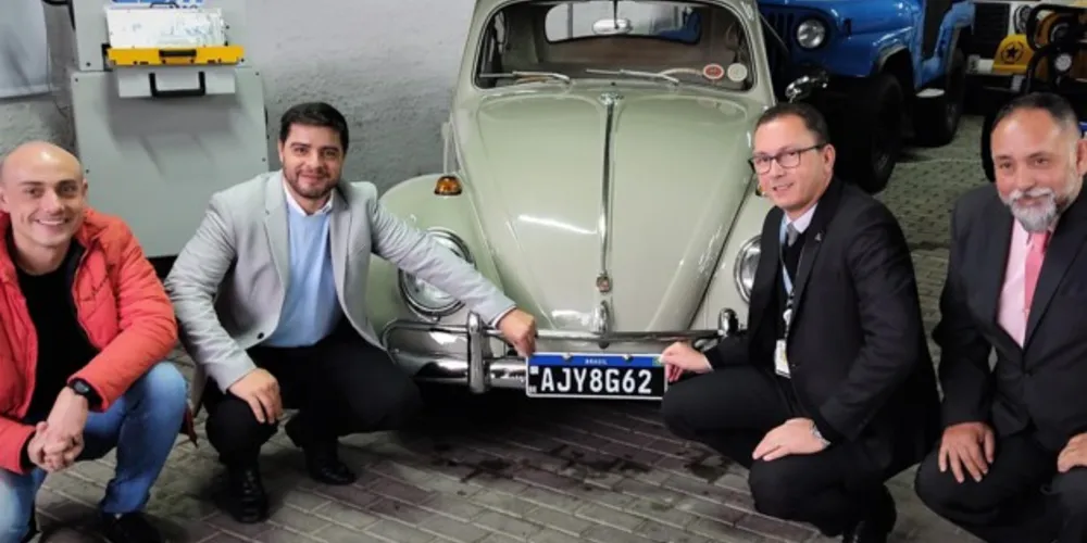 Fusca de 1965 recebe a primeira placa preta de colecionadores do Paraná.