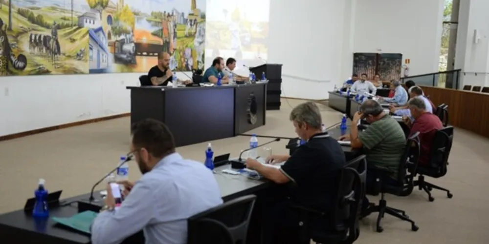 Parlamentares ressaltaram a degradação estrutural do prédio e solicitaram esclarecimentos