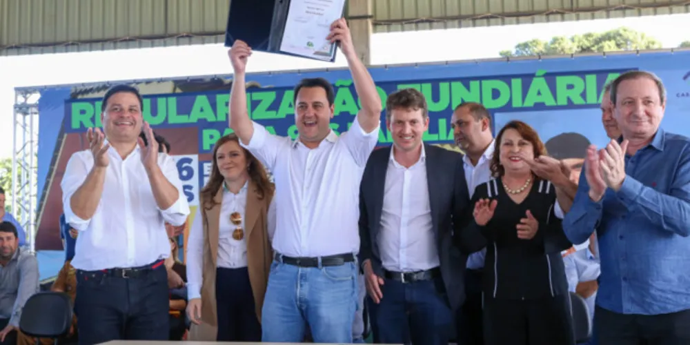 O governador Carlos Massa Ratinho Junior entregou nesta quinta-feira (23) os títulos de propriedade de 936 imóveis a famílias de Imbituva