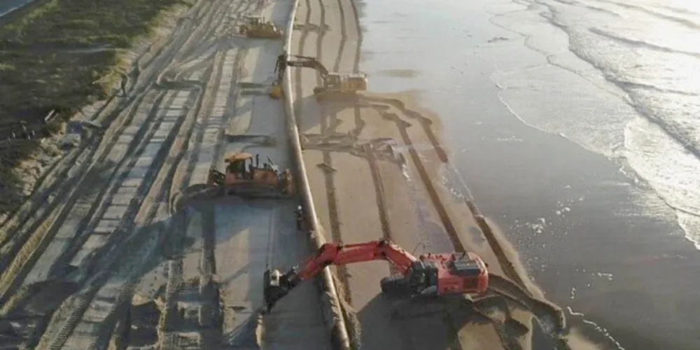 Tubos para as obras de Matinhos estavam visíveis neste domingo (5)